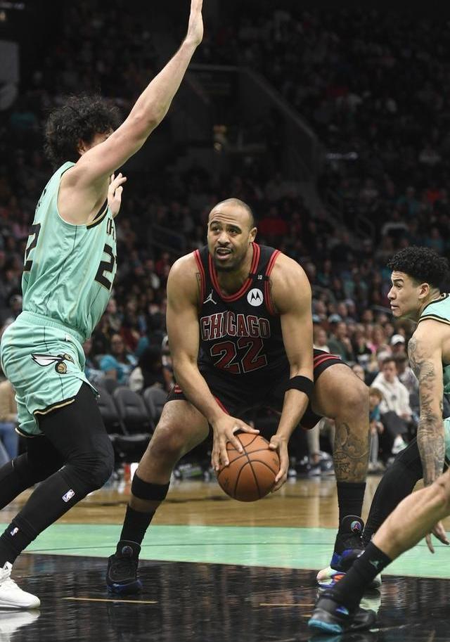 包含赛后夏洛特黄蜂备战NBA常规赛，临场应变细节曝光，信心回归，更衣室氛围转暖的词条