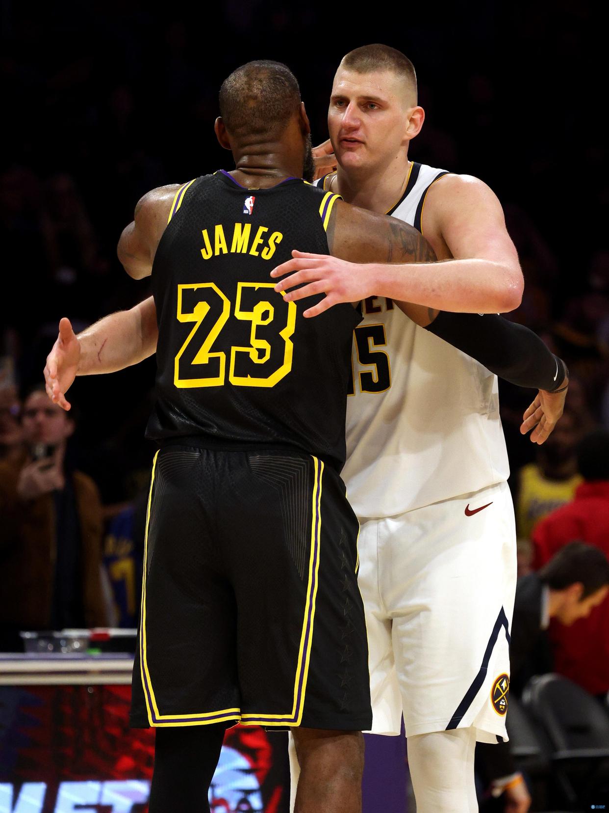 包含今夜NBA常规赛焦点战；托特纳姆刷新队史纪录；赛场秩序良好；更衣室氛围转暖的词条