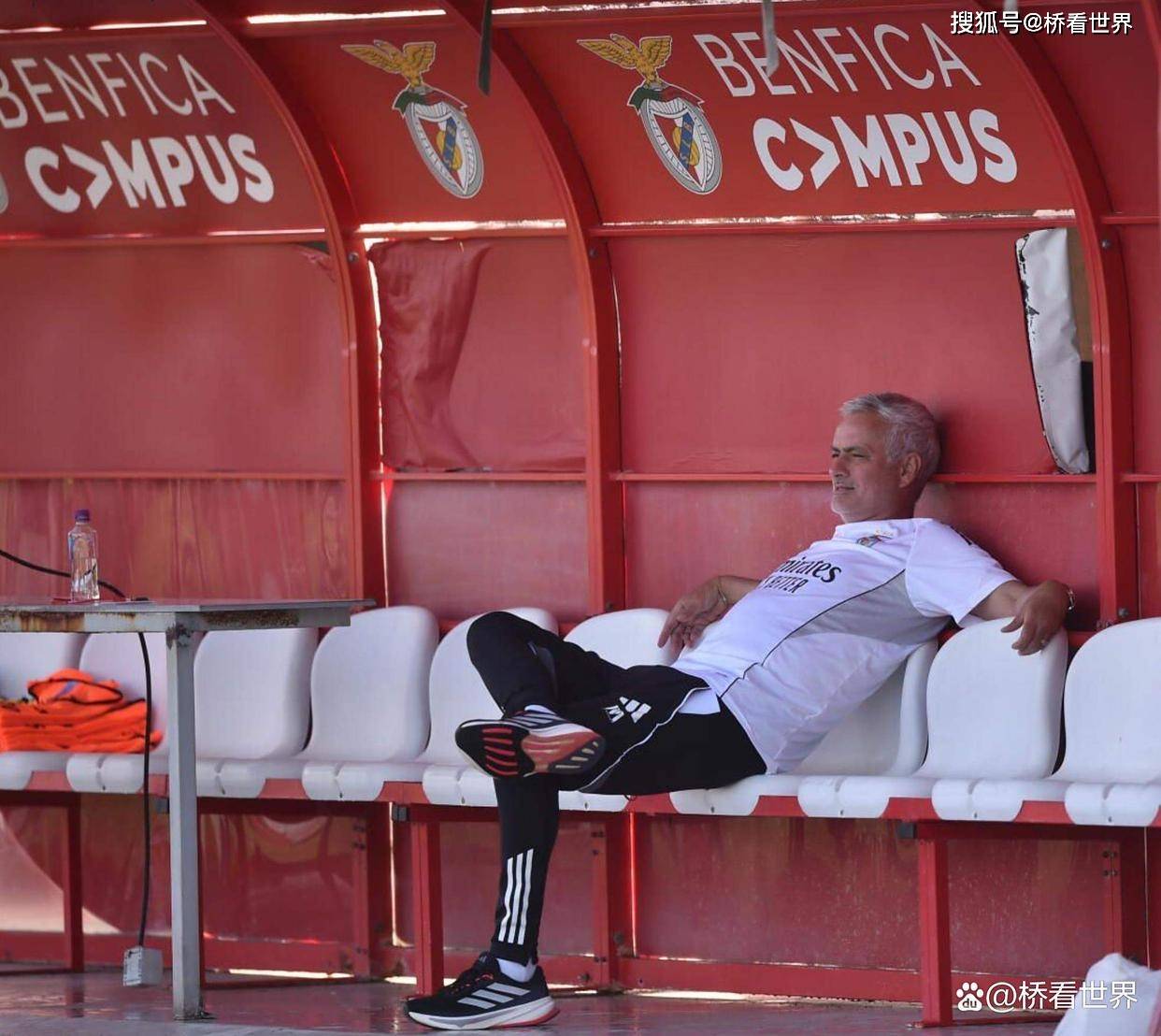 包含集结日荷甲焦点战,本菲卡回应争议,悬念犹存,心理建设被强调的词条 包含集结日荷甲焦点战,本菲卡回应争议,悬念犹存,心理建设被强调的词条