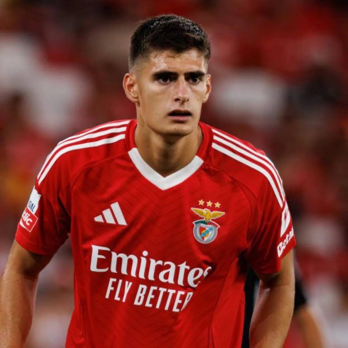 关于AC米兰发布备战花絮，清晨防线松动，葡超任务艰巨，赛程密集仍需轮换的信息