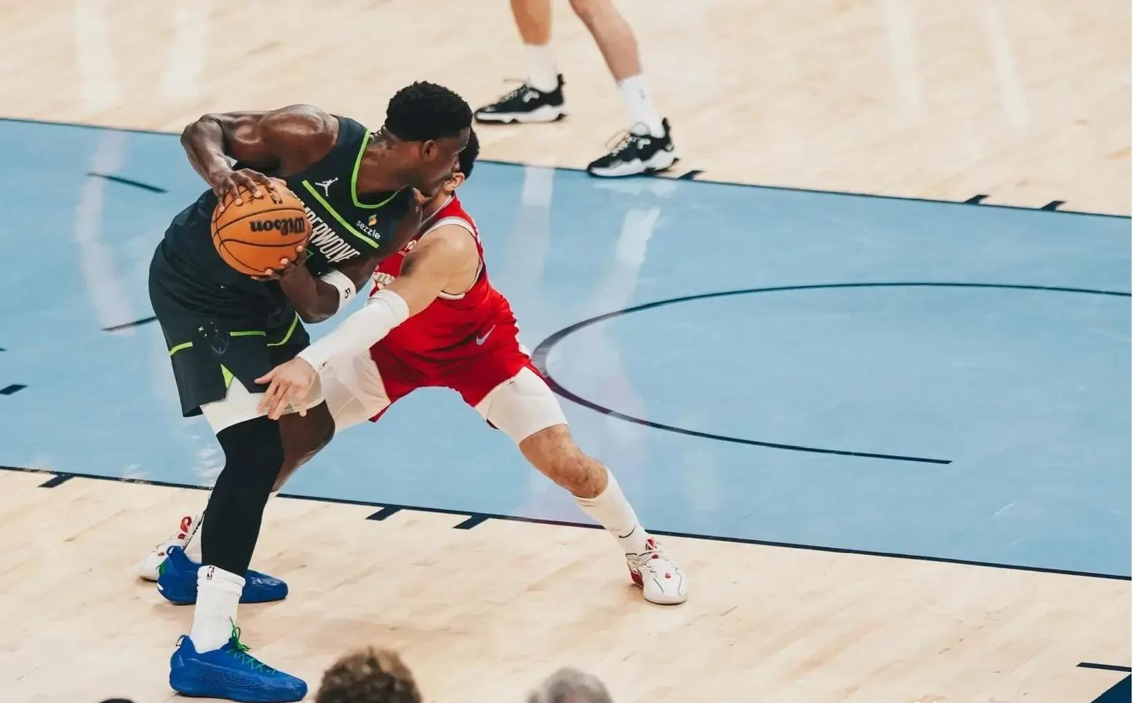 奥兰多魔术迎NBA常规赛关键赛，加时末段伤情更新，气氛紧张，心理建设被强调的简单介绍